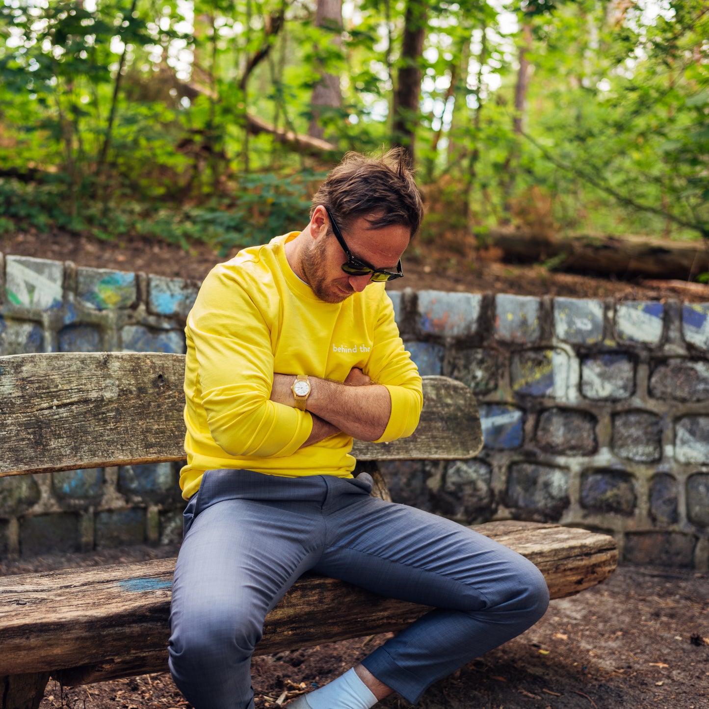Gelber Pullover mit weißem Stick