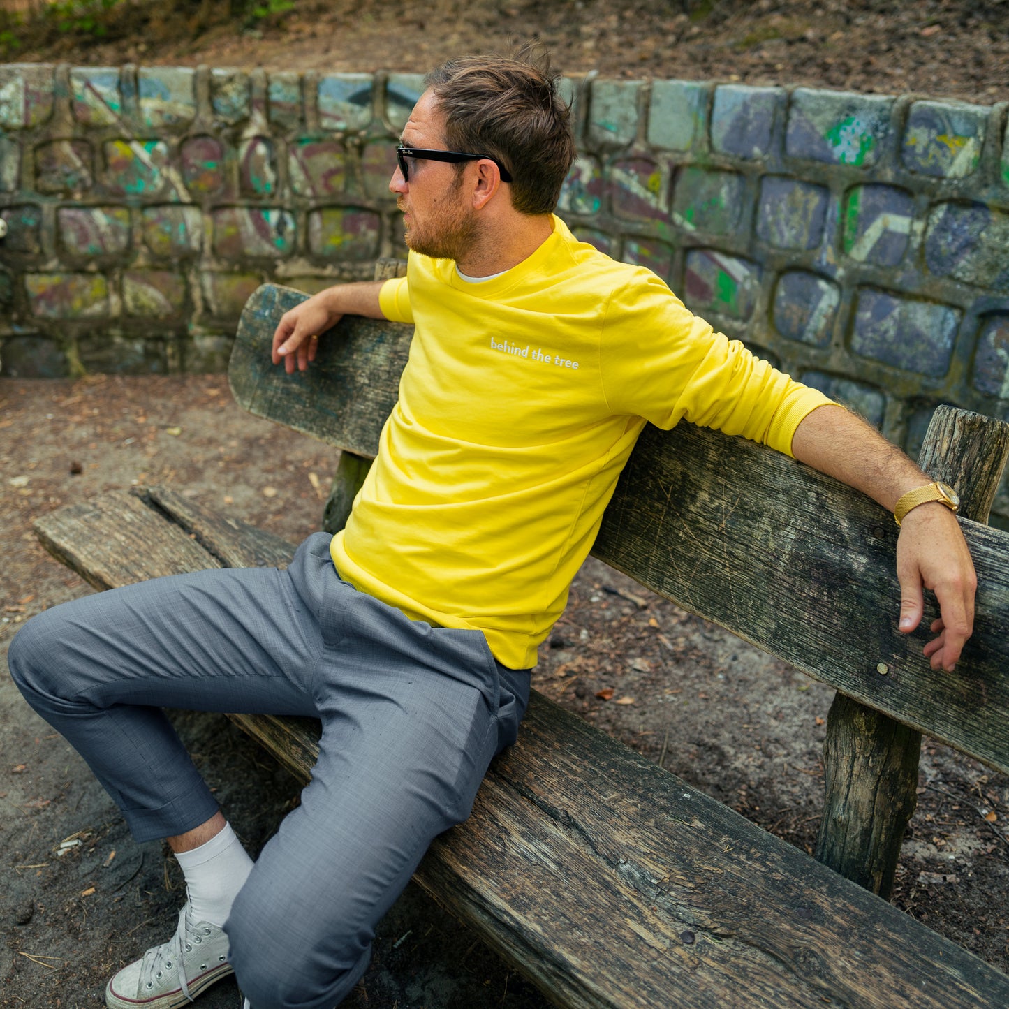 Gelber Pullover mit weißem Stick