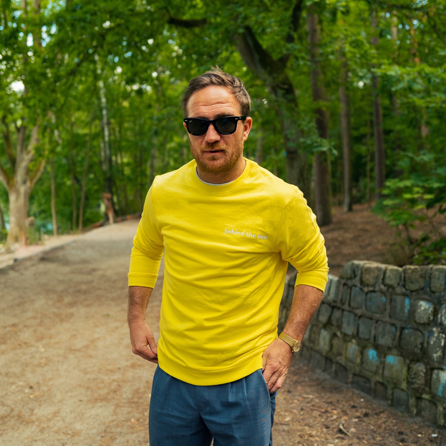 Gelber Pullover mit weißem Stick