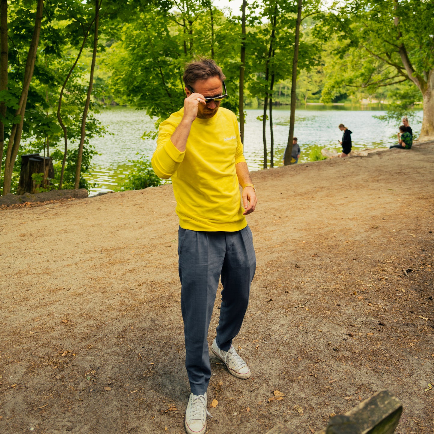 Gelber Pullover mit weißem Stick