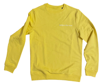 Gelber Pullover mit weißem Stick